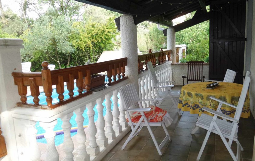 Location de vacances - Villa à Draguignan - La terrasse couverte donnant sur la piscine.