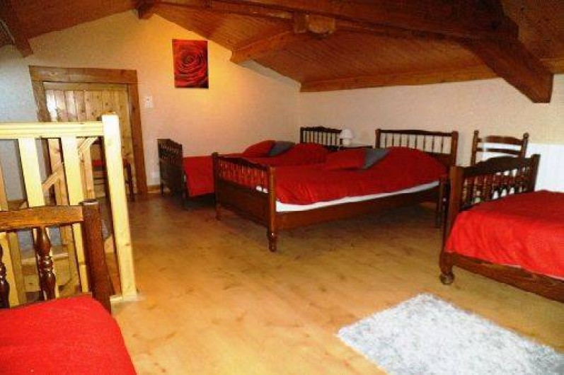 Location de vacances - Gîte à Saint-Privat-du-Dragon - Chambre mansardée avec 4 lits 90 x 190