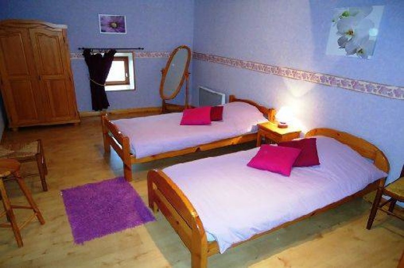 Location de vacances - Gîte à Saint-Privat-du-Dragon - Chambre avec 2 lits 90 x 190
