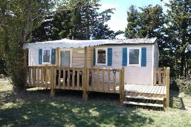 Location de vacances - Camping à Sigean - mobil home avec terrasse et petit arbre pour ombre