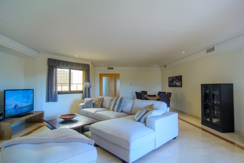 Location de vacances - Appartement à Marbella - Salle de séjour avec coin salon et salle à manger