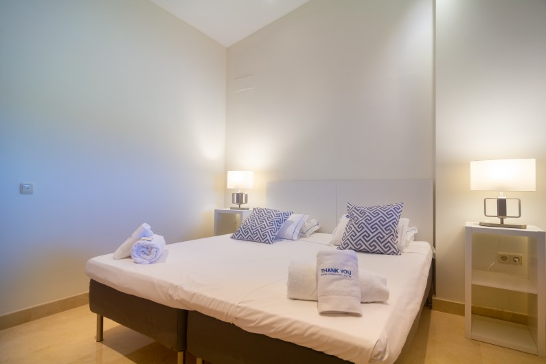 Location de vacances - Appartement à Marbella - Two single beds (90x200cm), nightstands with lamps with shade