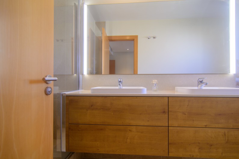 Location de vacances - Appartement à Marbella - Salle de bain attenante avec double lavabo, douche à l'italienne et bidet.