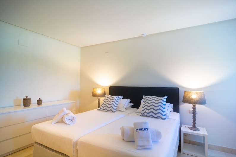 Location de vacances - Appartement à Marbella - Deux lits simples (90x200cm), tables de nuit avec lampes