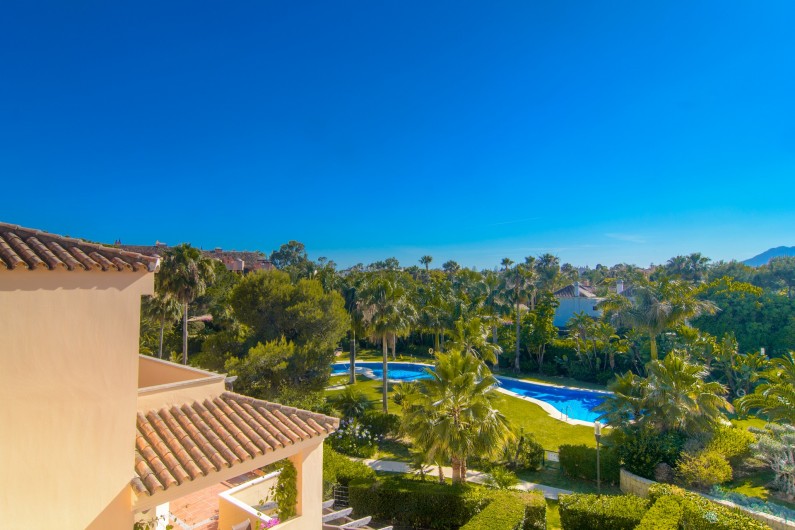 Location de vacances - Appartement à Marbella - Belle vue sur les montagnes et sur la piscine de l'urbanisation en forme libre.