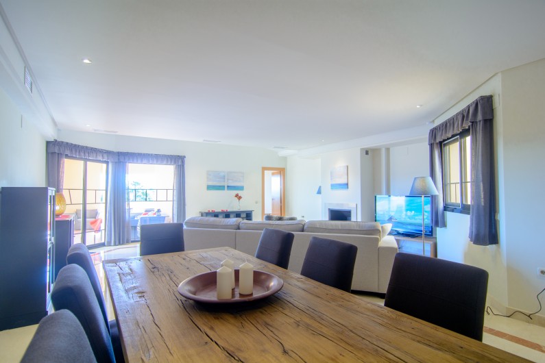 Location de vacances - Appartement à Marbella - Table en bois pour huit personnes dans la salle à manger