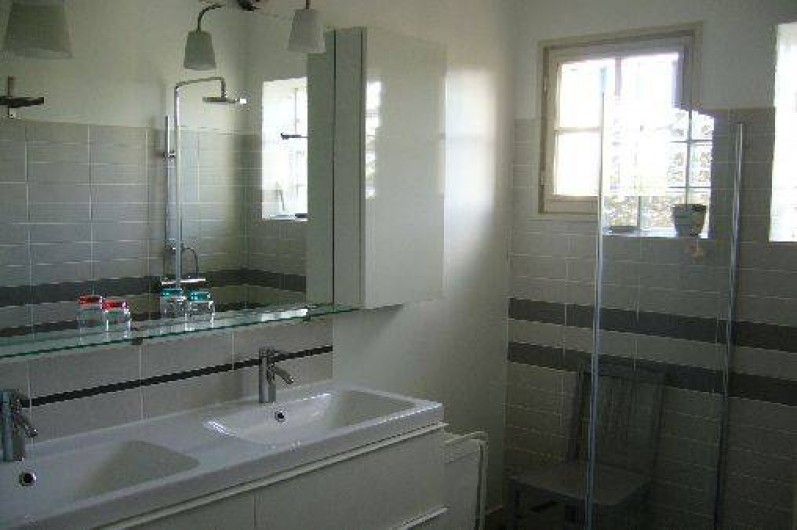 Location de vacances - Gîte à Le Beausset - La salle de bain avec double lavabo et douche à l'italienne