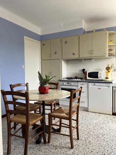 Location de vacances - Villa à Taillades - cuisine  équipée   four, micro-onde, grand réfrigérateur avec congélateur