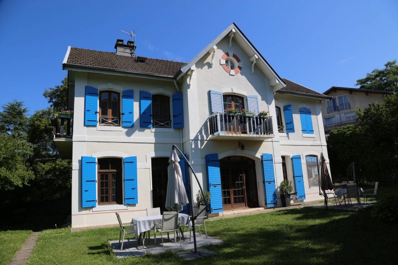 Location de vacances - Villa à Aix-les-Bains - Villa sur 2 étages avec 8 studios et appartements dans son écrin de verdure.