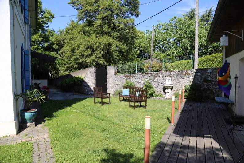 Location de vacances - Villa à Aix-les-Bains - Jardin accessible à tous avec , en été, tables, chaises, parasols, transats