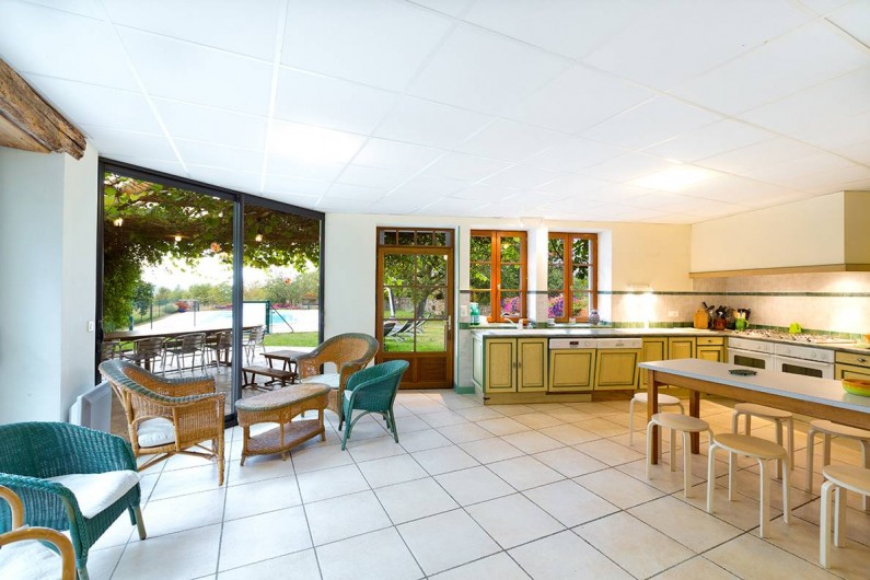 Location de vacances - Gîte à Loubressac - La cuisine qui donne sur l'extérieur : gloriette, piscine et jardin.