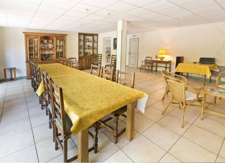 Location de vacances - Gîte à Loubressac - Salle à manger  Vaisselle complète pour 20 personnes