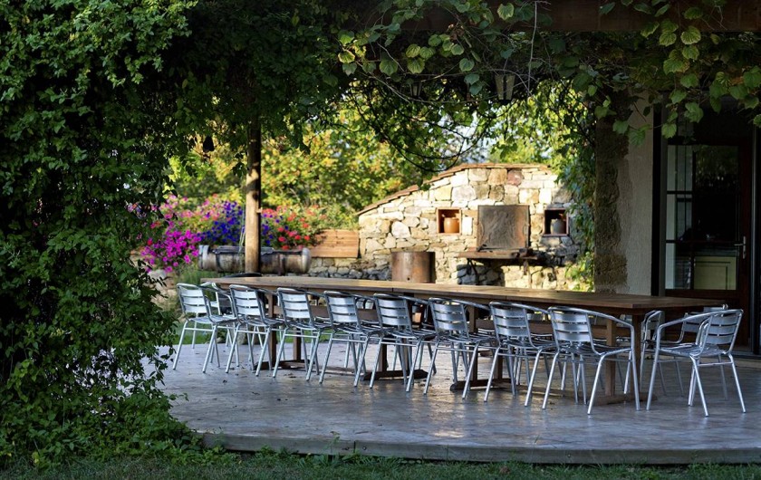 Location de vacances - Gîte à Loubressac - Gloriette couverte, entre la cuisine et la piscine.
