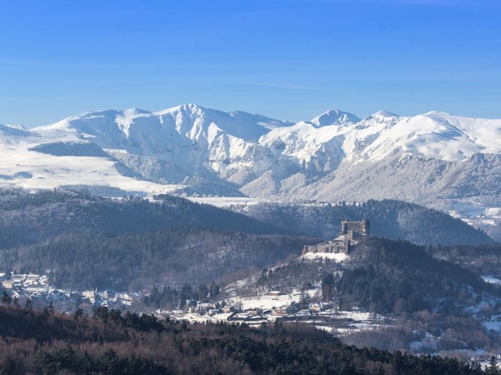Location de vacances - Studio à Murol - Vu château Murol et massif du Sancy