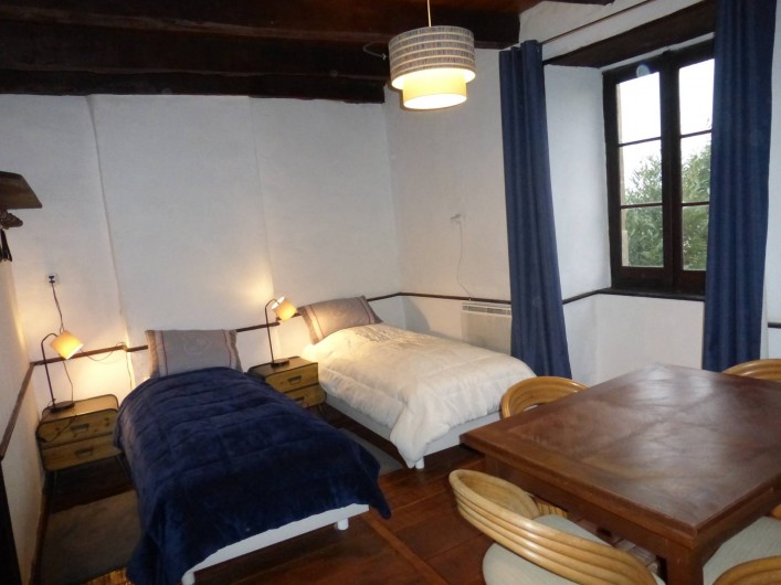 Location de vacances - Gîte à Saint-Hilaire-Peyroux - une chambre à lits jumeaux