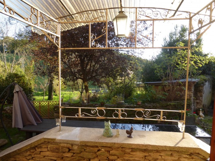 Location de vacances - Gîte à Saint-Hilaire-Peyroux - perron de la cuisine donnant sur la terrasse et le jardin