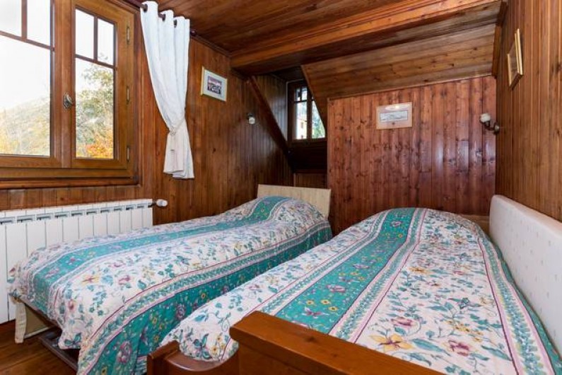Location de vacances - Chalet à Chamonix-Mont-Blanc - Chambre au 1er étage avec 2 lits simples. Vue sur le col de Balme