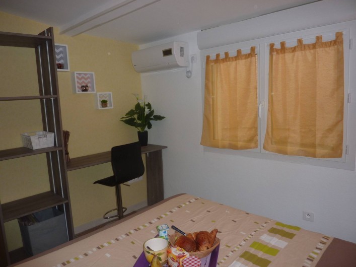 Location de vacances - Villa à Saint-Raphaël - chambre jaune climatisée   avec penderie - rangement et bureau.