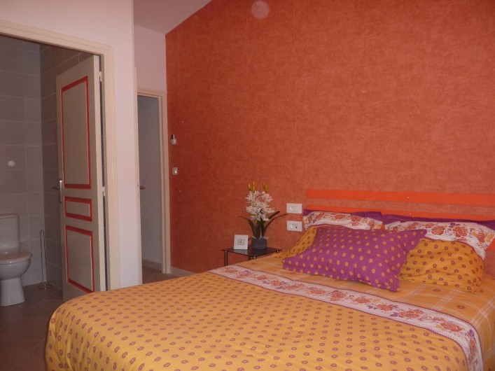 Location de vacances - Villa à Saint-Raphaël - chambre orange climatisée  avec penderie - rangement et bureau.