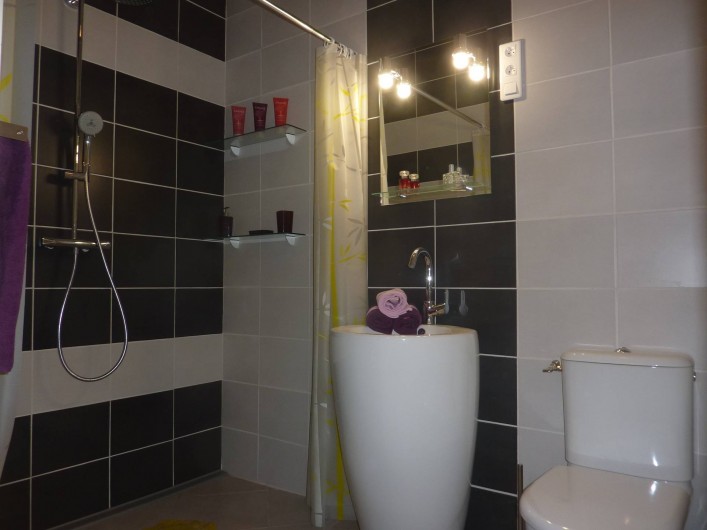 Location de vacances - Villa à Saint-Raphaël - chambre orange : salle d'eau douche italienne de 160 cm - lavabo totem + WC