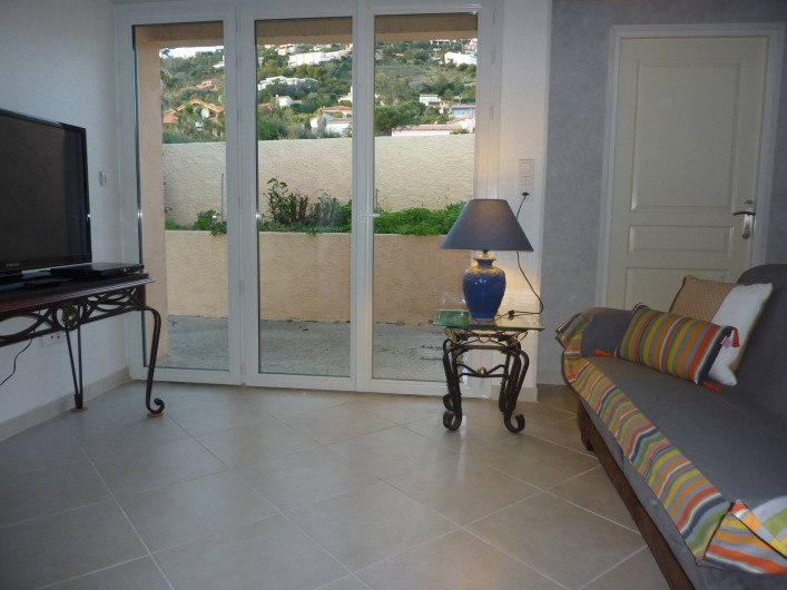 Location de vacances - Villa à Saint-Raphaël - Salon avec canapé lit grand confort, écran plat - lecteur DVD - internet