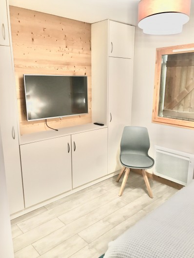 Location de vacances - Appartement à Saint-Sorlin-d'Arves - Ecran LCD dans chaque chambre avec nombreux rangements