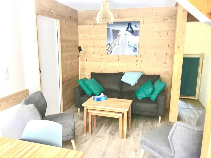Location de vacances - Appartement à Saint-Sorlin-d'Arves - coin salon avec accès rangements et WC indépendants