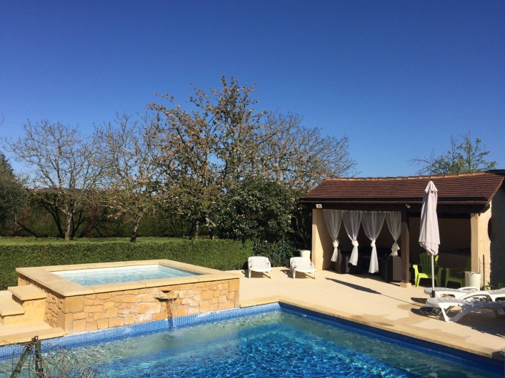 Location de vacances - Villa à Proissans - Le pool house avec son salon de détente