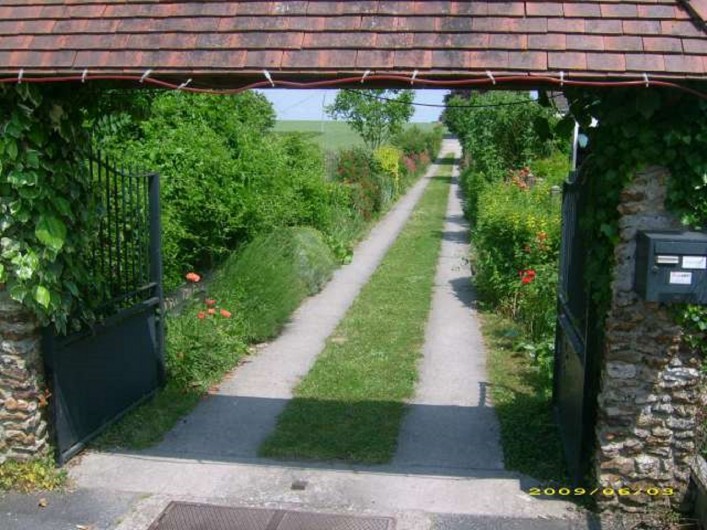 Location de vacances - Gîte à Crécy-la-Chapelle - portail d'entrée (au fond un 2ème portail côté champs)