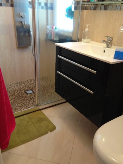 Location de vacances - Appartement à Monaco-Ville - salle d'eau grande douche + Toilettes WC ds le grand appartement
