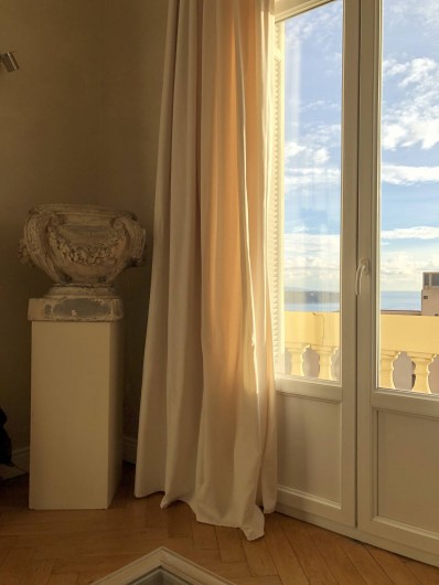 Location de vacances - Appartement à Monaco-Ville - la vue vers la Mer du salon du grand appartement