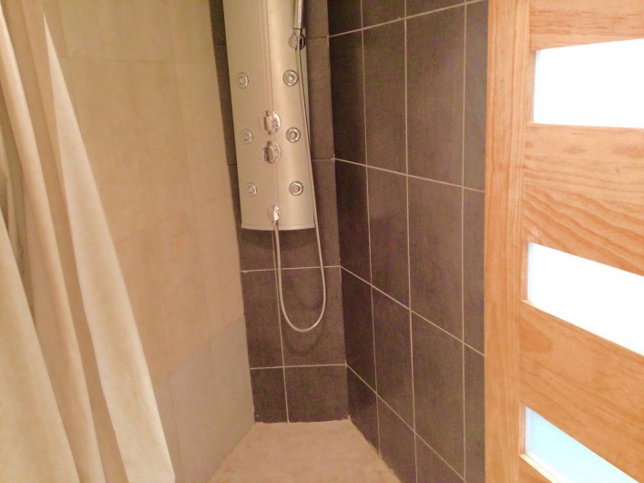 Location de vacances - Appartement à Monaco-Ville - salle d'eau , grande douche, WC , lavabo .