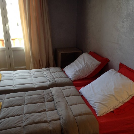 Location de vacances - Appartement à Monaco-Ville - chambre du bas du grand appartement , TV  avec petit balcon  2 lits simples