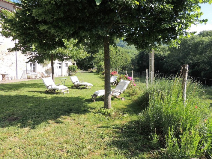 Location de vacances - Mas à Courniou - Un coin de jardin