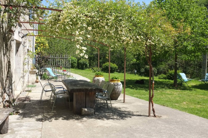 Location de vacances - Mas à Courniou - terrasse et table extérieure