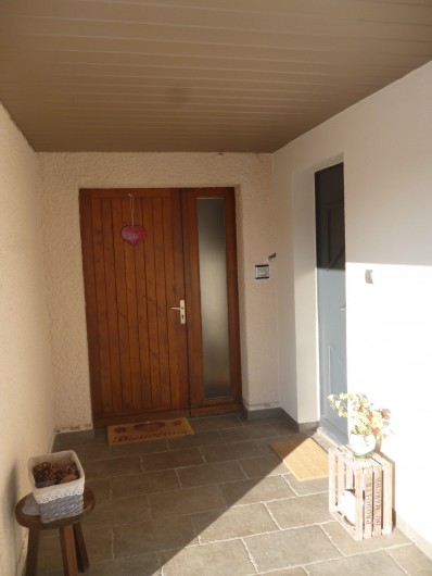 Location de vacances - Gîte à Oye-et-Pallet - Le porche d'entrée du logement propriétaire et à droite l'entrée du gite