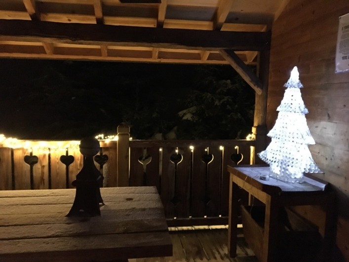 Location de vacances - Chalet à Manigod - Terrasse couverte attenante cuisine et salle à manger