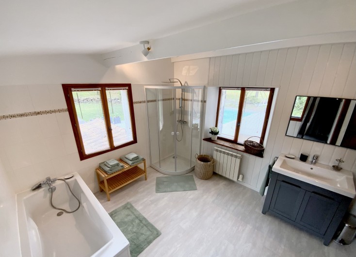 Location de vacances - Villa à Labeaume - salle de bain suite parentale de 13 m2