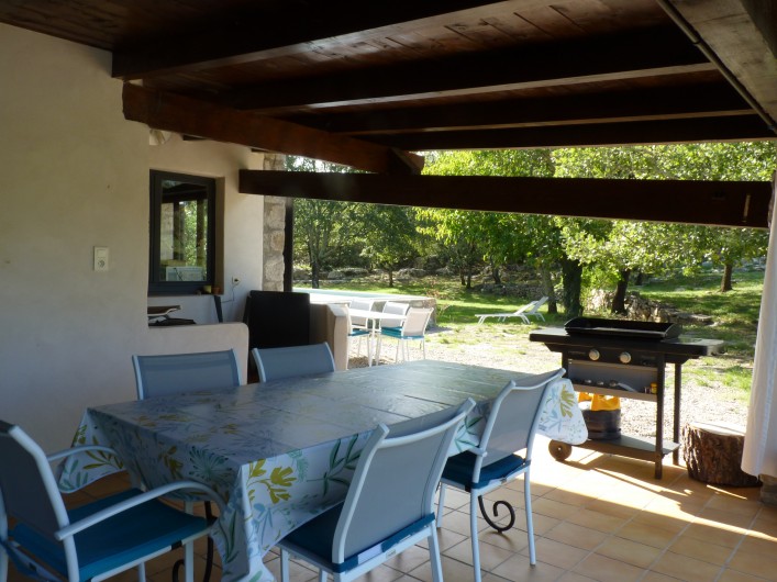 Location de vacances - Villa à Labeaume - coin repas ombrage avec sa plancha