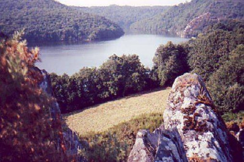 Location de vacances - Gîte à Saint-Gelven - le lac au lieu dit  "le roc trègnanton" à 15 minutes environ à pieds
