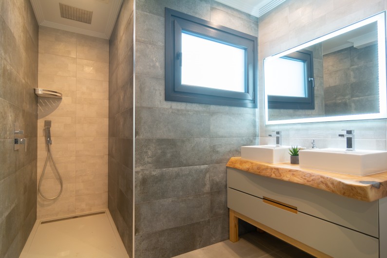 Location de vacances - Chalet à Marbella - La salle de bains attenante est équipée d'une douche à l'italienne
