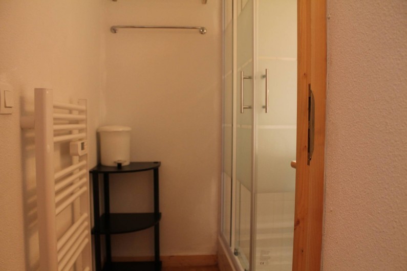 Location de vacances - Appartement à Saint-Sorlin-d'Arves - salle de bains douche niveau inférieur