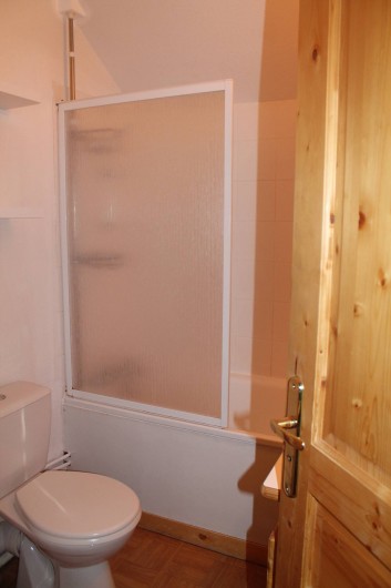 Location de vacances - Appartement à Saint-Sorlin-d'Arves - salle de bains/baignoire-wc à l'étage.