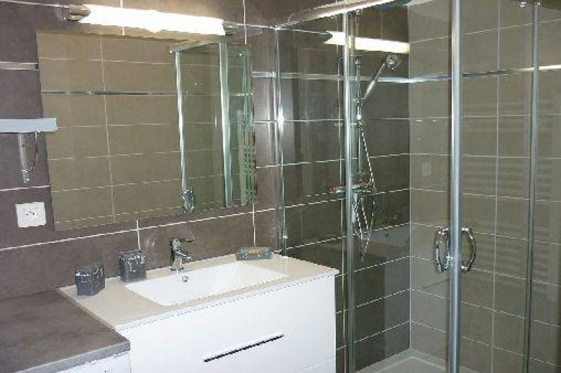 Location de vacances - Appartement à Propriano - salle de bain avec douche à l'italienne