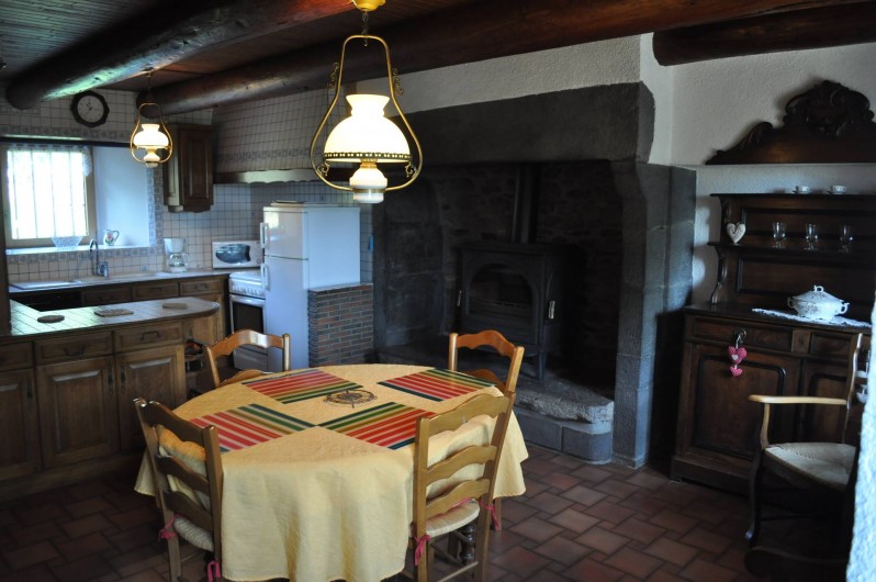 Location de vacances - Gîte à Saint-Flour - coin repas avec cheminée