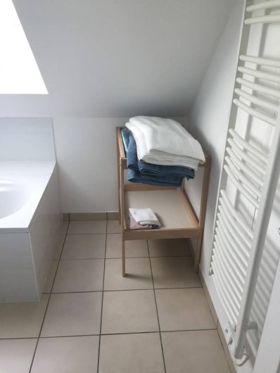 Location de vacances - Maison - Villa à Souvigny-de-Touraine - Salle de bain avec table à langer