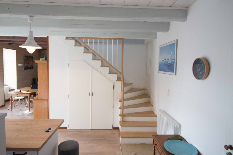 Location de vacances - Maison - Villa à Cancale - Dans la cuisine, escalier pour monter à l'étage