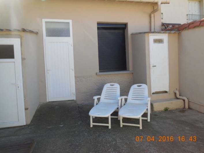 Location de vacances - Villa à Argelès Plage - wc extérieur ainsi que douche