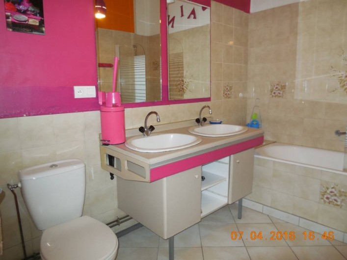 Location de vacances - Villa à Argelès Plage - salle de bain avec baignoire et  wc