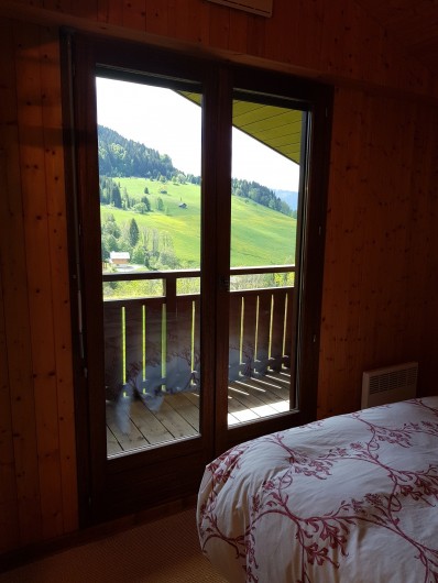 Location de vacances - Appartement à Le Grand-Bornand - Chambre des parents avec son balcon privatif 2/2